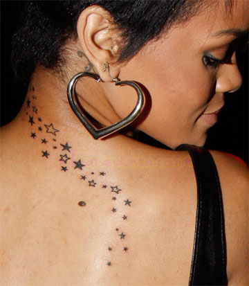 Tatuaje-de-estrellas-de-Rihanna-en-la-espalda