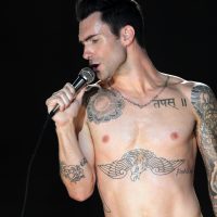 Adam Levine se desnuda en el video de “This summer’s gonna hurt like a Motherfucker”