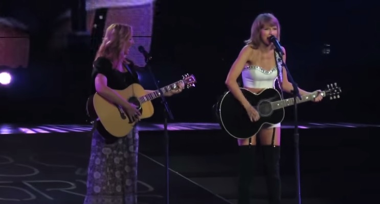 La versión de “Smelly Cat” de Taylor Swift junto a Lisa Kudrow