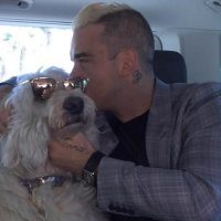 Robbie Williams conmueve con tributo de su perro fallecido en redes sociales