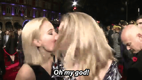 GIF_jennifer_lawrence_kisses_natalie_dormer_2