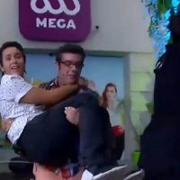 Karol quedó atrapado en la escenografía de Mucho Gusto