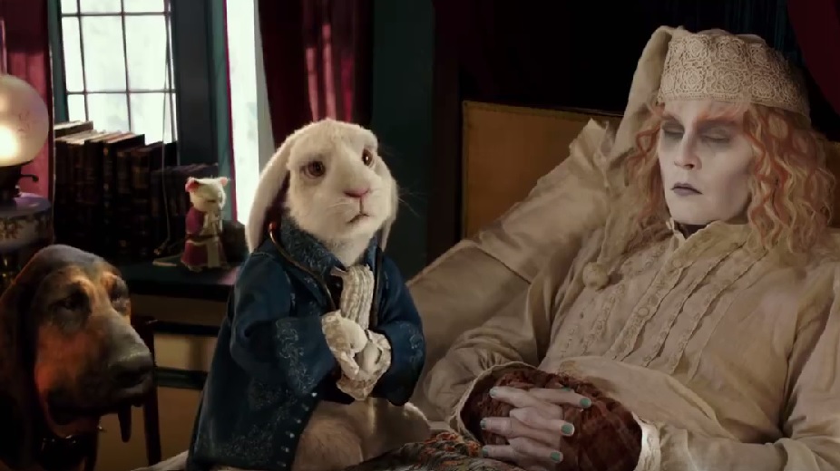 Todos luchan contra el tiempo en el nuevo trailer de “Alicia a través del espejo”