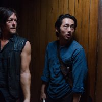 Actores de The Walking Dead no sólo combaten zombies, también son héroes en la vida real