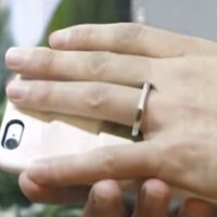 Un hombre se casó con su teléfono