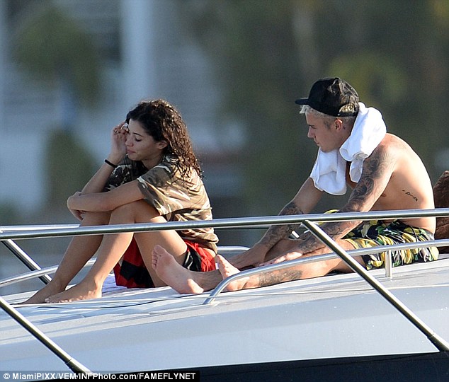 35FDC8F300000578-3677507-Comfortable_Justin_joined_her_as_they_relaxed_on_the_boat-a-14_1467832809325