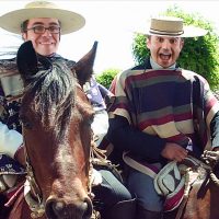 Vamos endieciochándonos con la cueca del par de guatones uyuy!!