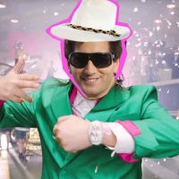 Javito mueve las caderas al ritmo de "la bomba"