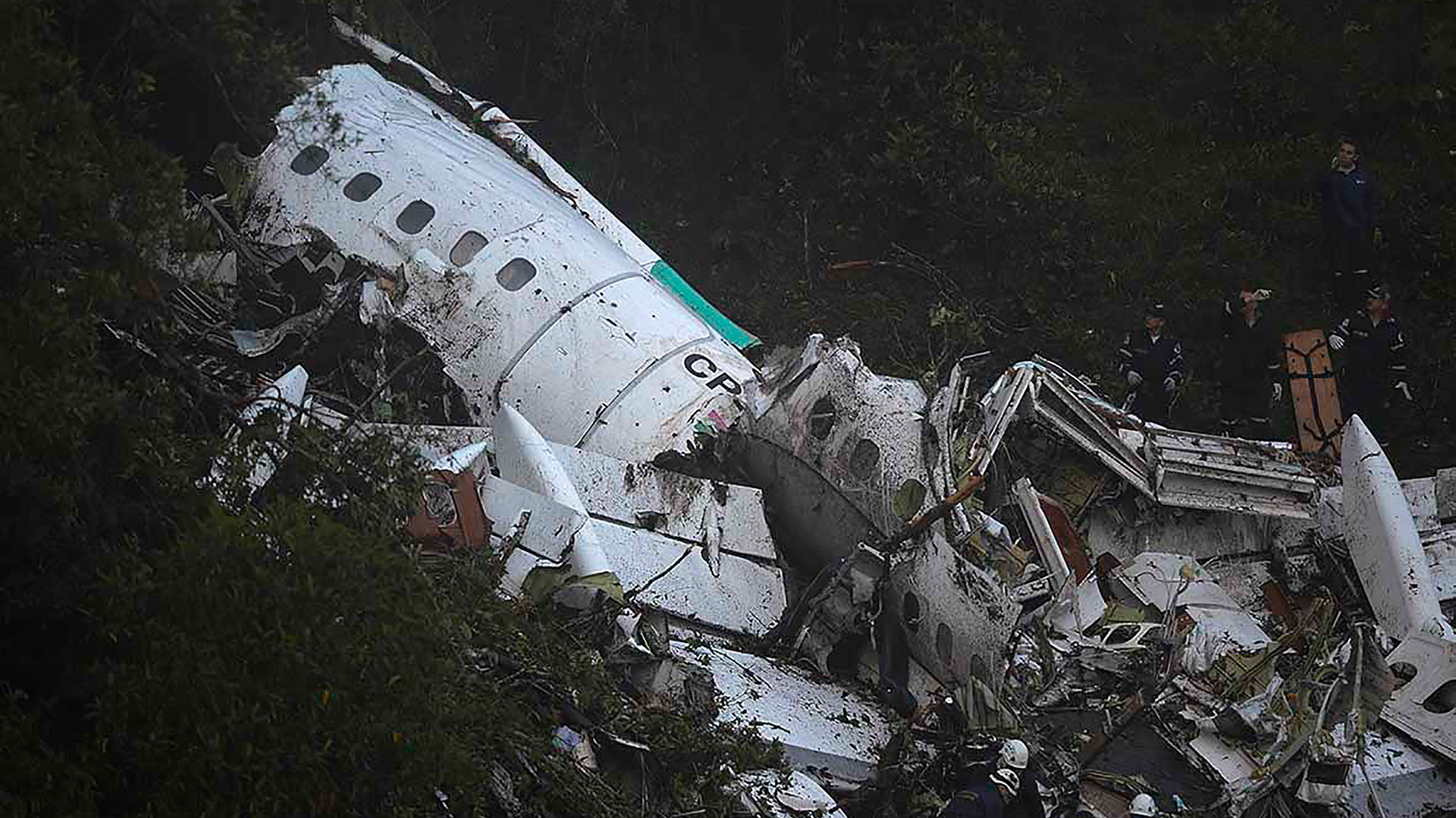 The wreckage of the LAMIA airlines charter plane carrying members of the Chapecoense Real football team is seen after it crashed in the mountains of Cerro Gordo, municipality of La Union, on November 29, 2016. A charter plane carrying the Brazilian football team crashed in the mountains in Colombia late Monday, killing as many as 75 people, officials said. / AFP PHOTO / Raul ARBOLEDA