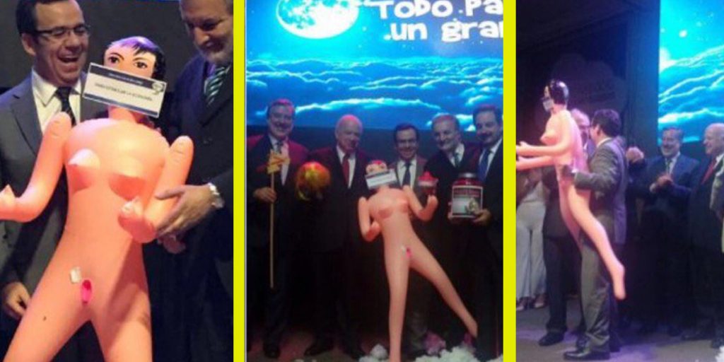 Muñeca inflable, empresarios y políticos: Acá todo sobre la polémica foto