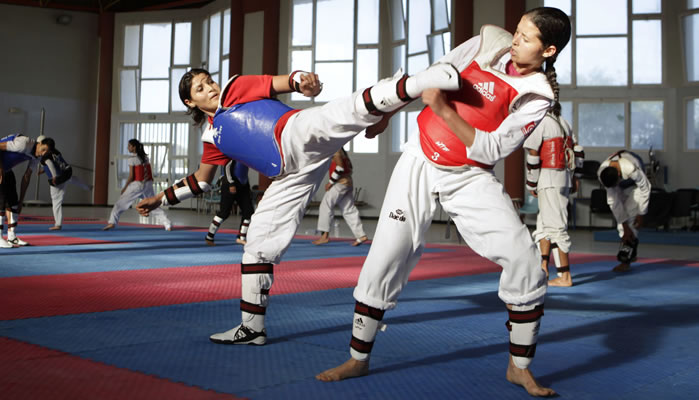 Maestro de karate enseña a sus alumnas a defenderse con el celular