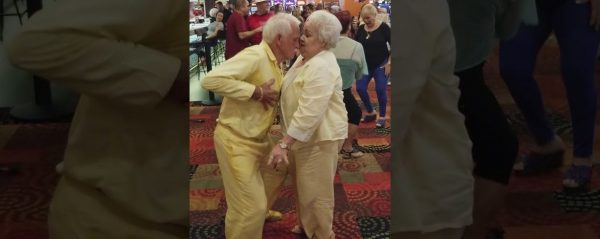 Abuelita se emocionó al ver a su marido gracias a la IA