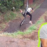 El viejo del palo grande