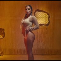 Bonnie ganó una cama con Karol G
