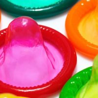 Preservativos subirán de precio por guerra en Irán