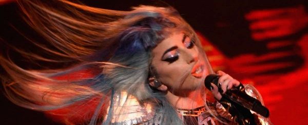 [VIDEO] Lady Gaga sufrió fuerte caída en pleno show