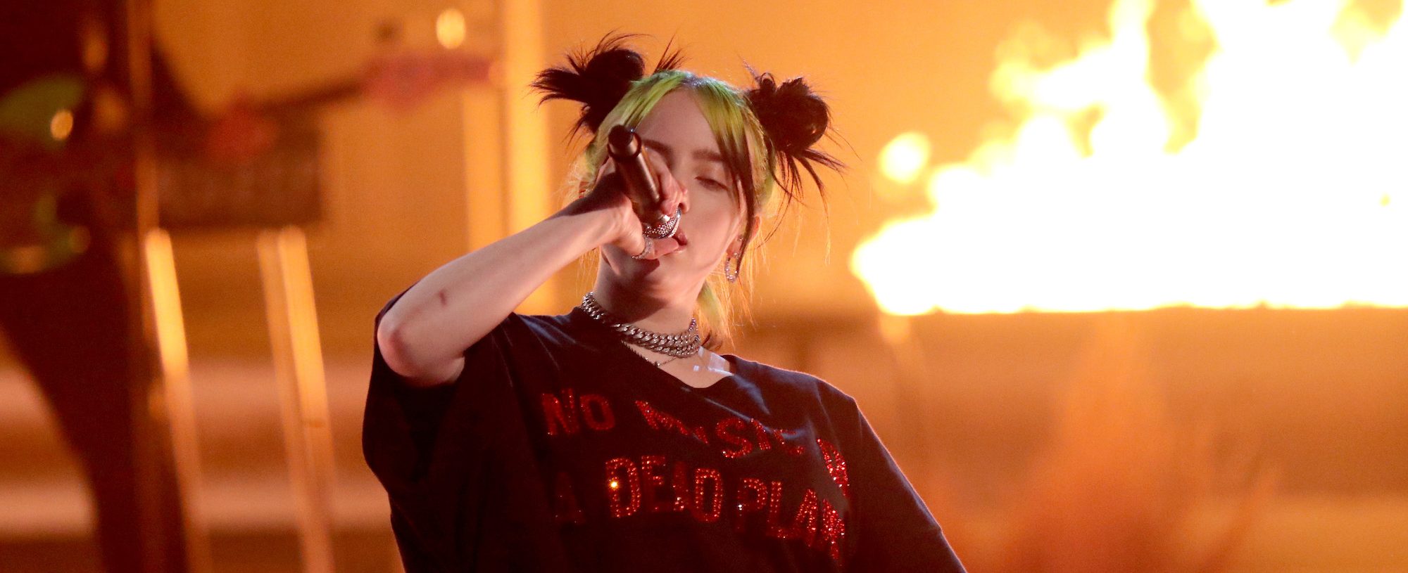 VIDEO] Billie Eilish se desnuda en video como crítica al machismo