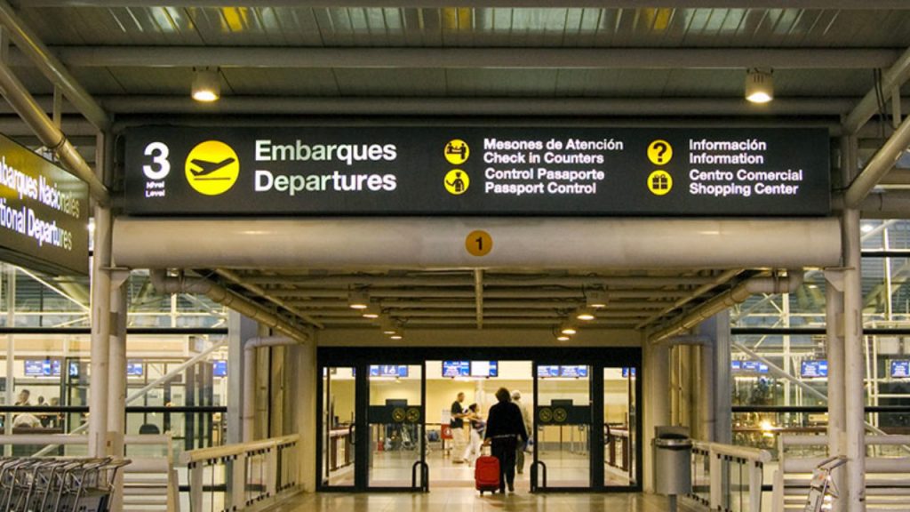 Hombre se lanzó por las escaleras en aeropuerto de Antofasta