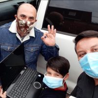 [VIDEO] Pelao Rodrigo ayuda a un niño pequeño a conseguir un computador