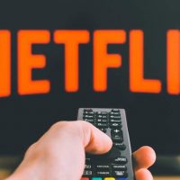¿No será mucho? 42% de los chilenos dedican al menos 3 horas al día a ver servicios de streaming