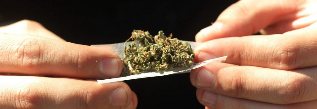 Hasta el loly: Estudiantes chilenos son los que más cocaína, marihuana y pasta base consumen en América