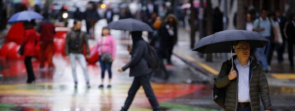 ¿Salen las sopaipillas? Esto es lo que lloverá en Santiago esta semana