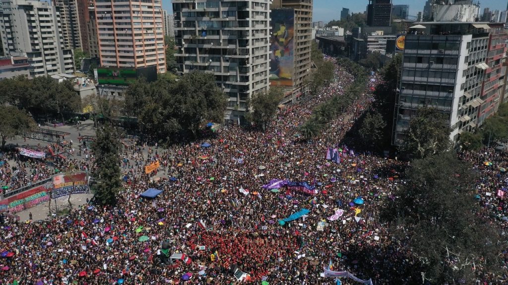 “A un pañuelo de distancia”: Coordinadora 8M comparte protocolo y marchas convocadas en todo Chile