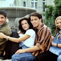 ¡Casi un Giro Impactante en "Friends"! Director Revela que Emily Estuvo a Punto de Ser Reemplazada