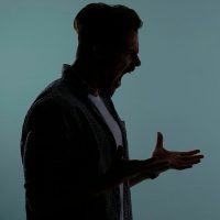 Auditor de Peralillo le pega una patá en la raja a Victor por no dejarlo hablar