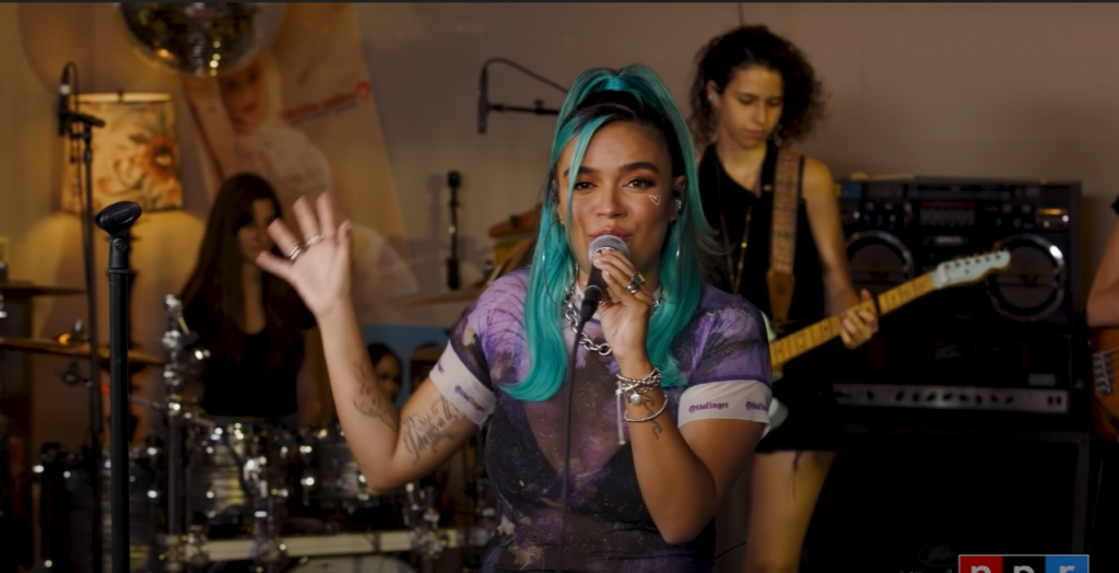 Te pasaste: Karol G la rompió con su “concierto casero” en Tiny Desk