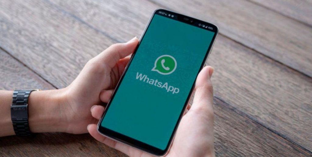 El par de guatones prueban la nueva actualización de WhatsApp