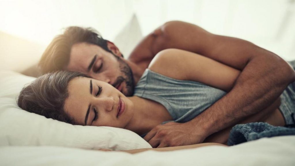 Estudio: Dormirse a la misma hora con la pareja, mejora la relación