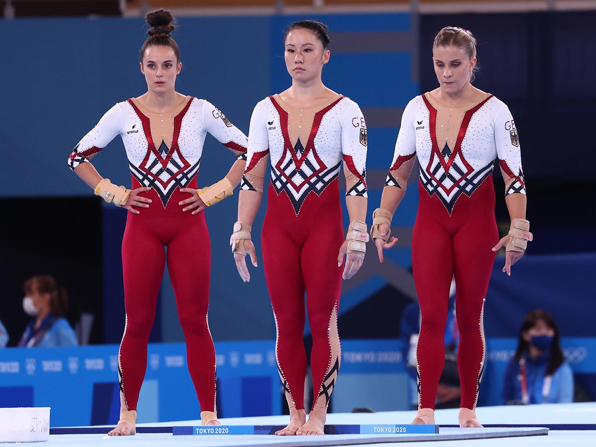 Gimnastas alemanas compiten con trajes de cuerpo entero pa evitar