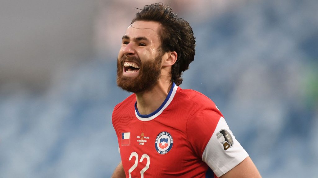 Crack: “Ben 10” se volvió a Inglaterra haciéndole un queque a Chilito