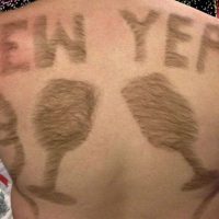 ¡Este hombre vale oro! Convirtió su espalda peluda en obra de arte