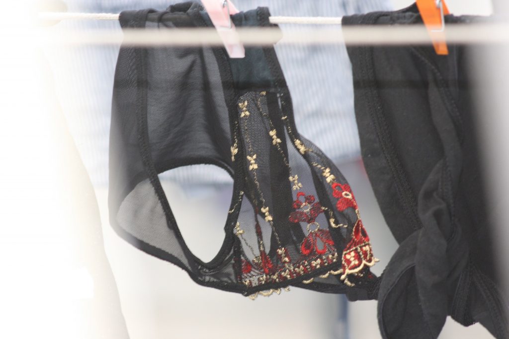 ¿Celos? Denunció a su vecina por colgar ropa sexi