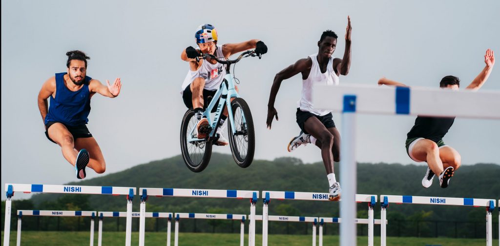 La media hazaña deportiva: Un japonés se motivó y completó un pentatlón en cleta