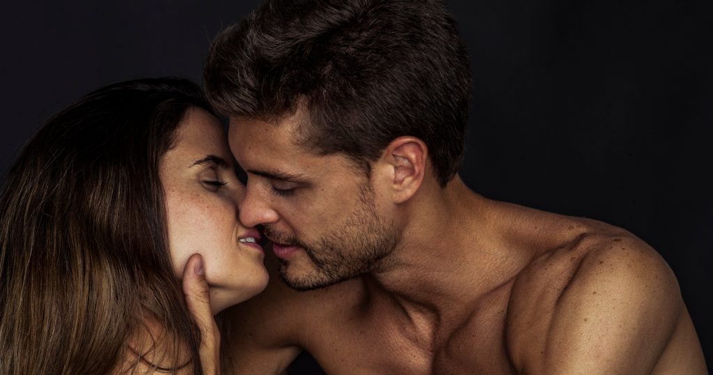 Celebrando el Día del Beso en la más prendida