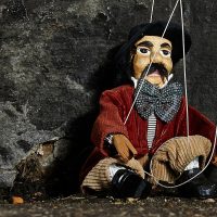 El par de guatones le hizo un video clip a una canción con títeres