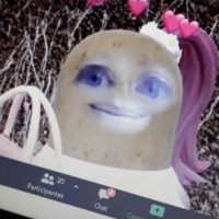 A la profe le ganó la tecnología: Tuvo que dar clase con filtro de cara de papa