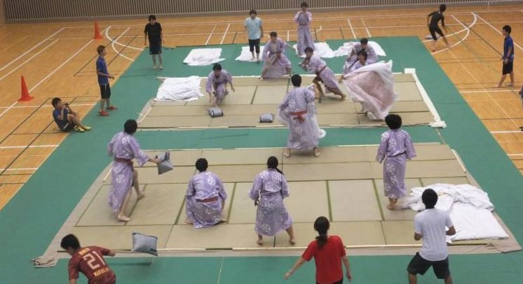 Japoneses y sus cosas raras: Su nuevo deporte es “lucha de almohadas competitiva”