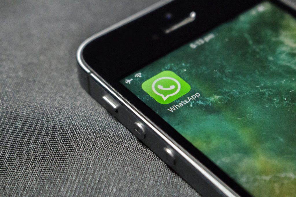 Al estilo del Stavros y la Isa “Reenvíanos el último mensaje de audio de WhatsApp que recibiste”