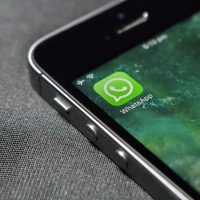 Al estilo del Stavros y la Isa "Reenvíanos el último mensaje de audio de WhatsApp que recibiste"