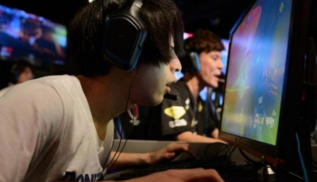 Joven adicto a los videojuegos fue expulsado y dejó a sus padres por 16 años