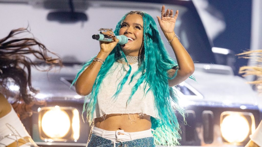 [VIDEO] Se sacó la ‘Tusa’: Karol G se manda doloroso porrazo en pleno concierto