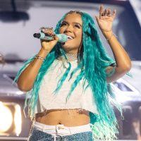 [VIDEO] Se sacó la 'Tusa': Karol G se manda doloroso porrazo en pleno concierto