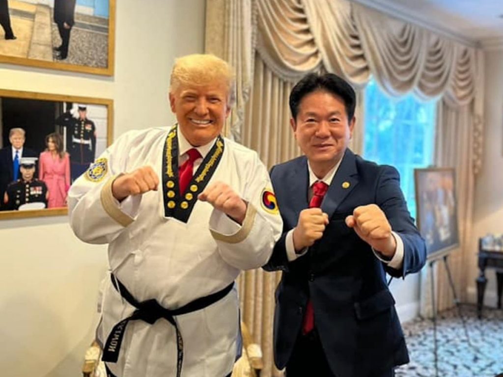 Está brígido: Donald Trump recibe cinturón negro en Taekwondo
