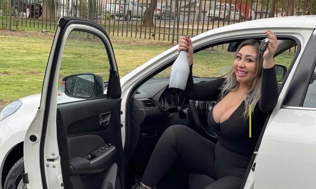 [VIDEO] Naya Fácil se compró su primer auto y a los minutos tuvo su primer parte