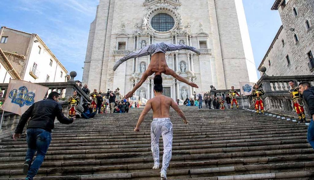 Cabeza con Cabeza: apoyados solo con sus cabezas rompen récord subiendo escaleras