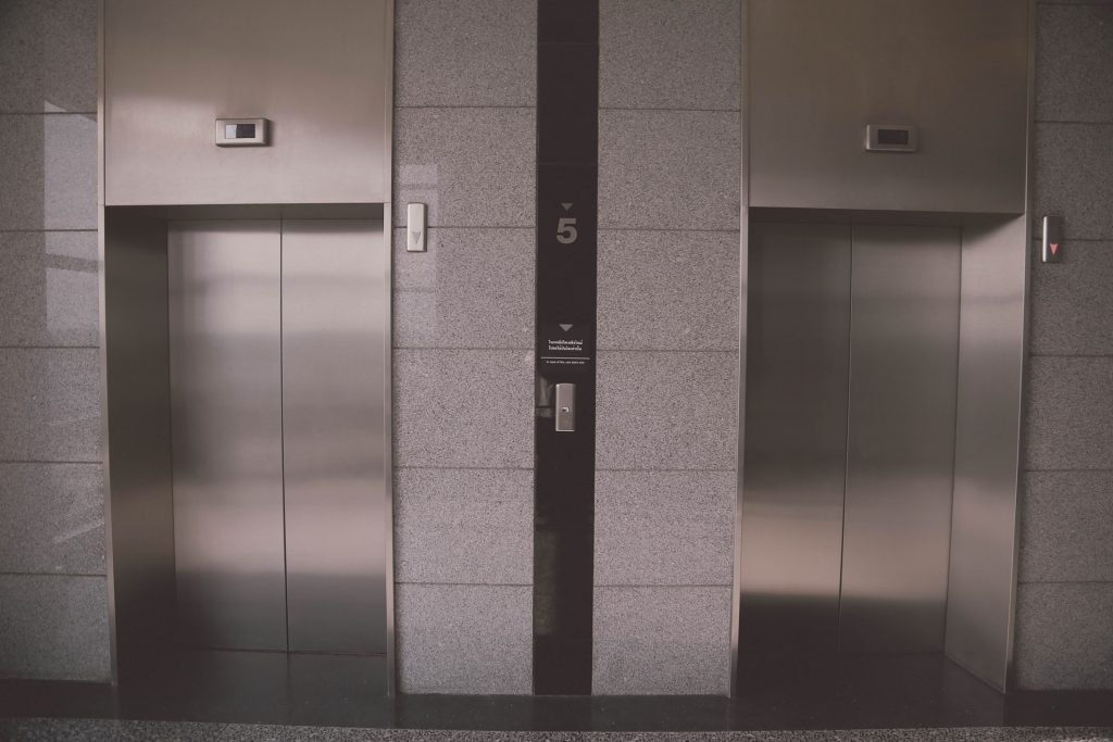 Estas son las anécdotas de ascensor que llegaron al Caído del Katre